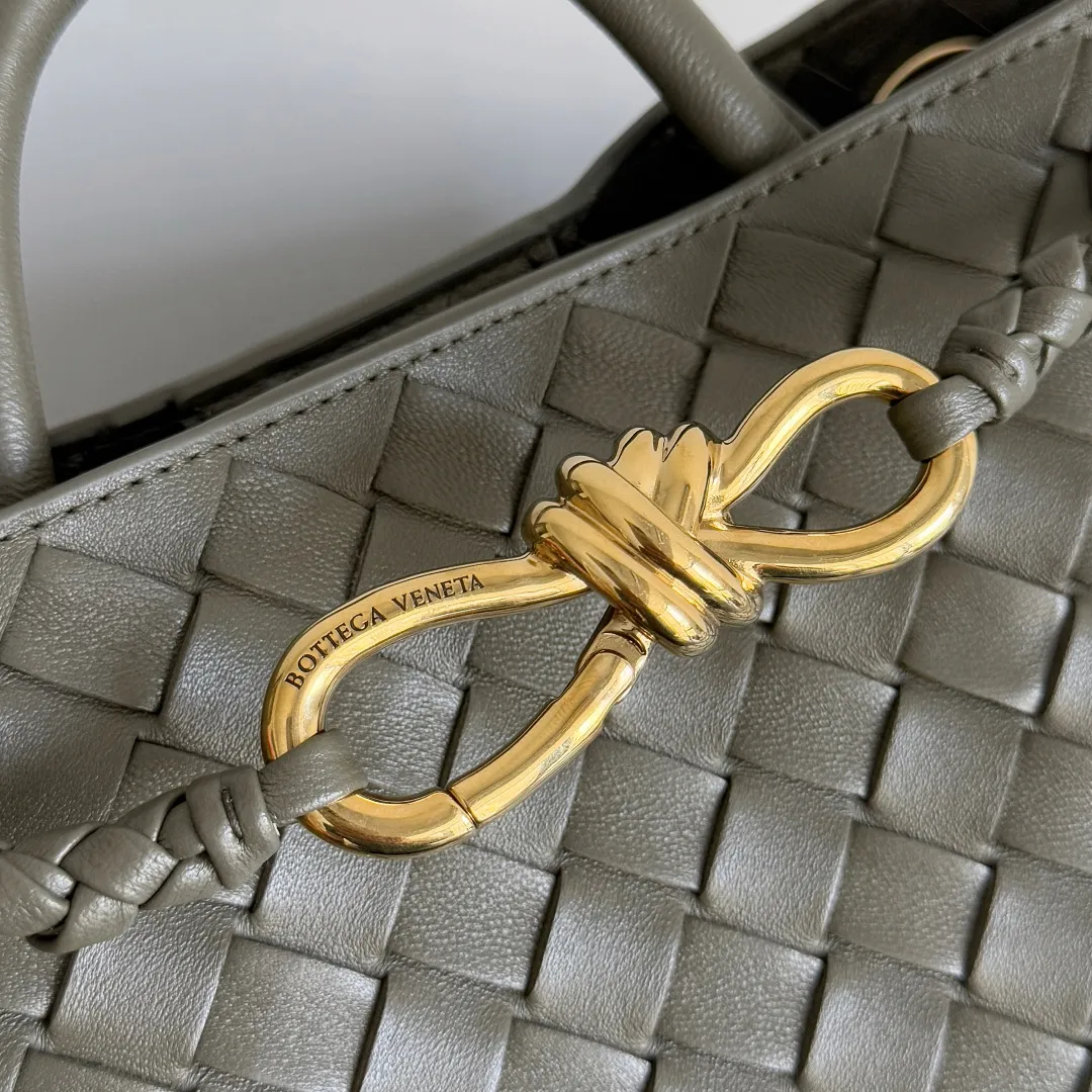 The 2023 new Andiamo batch 1860BV is shipped‼ ️Really popular🔥The new Andiamo woven handbag launched by Bottega Veneta this season is really popular all over the world! ! Celebrities at home and abroad have worn it, and Oscar-winning actress Michelle Yeoh has taken it out on the street. Song Jia, Trai Yara, Yu Feihong, Sanji Ayaka, Rosie Hunting-Whiteley, Yoshioka Riho, etc. have all picked up this bag. It is classic and versatile, showing off its temperament, and the bag capacity is also large, which is very convenient for daily commuting! ! A variety of carrying methods, the shoulder straps can be adjusted by yourself, the original lambskin feels soft and delicate, and the unisex style breaks gender boundaries and brings a more practical and longer-lasting use experience. Andiamo, which has both elegant and casual styles, perfectly interprets the true appearance of "fashionable old money style". Style number: 743568 Size: 25*22*10.5cm
